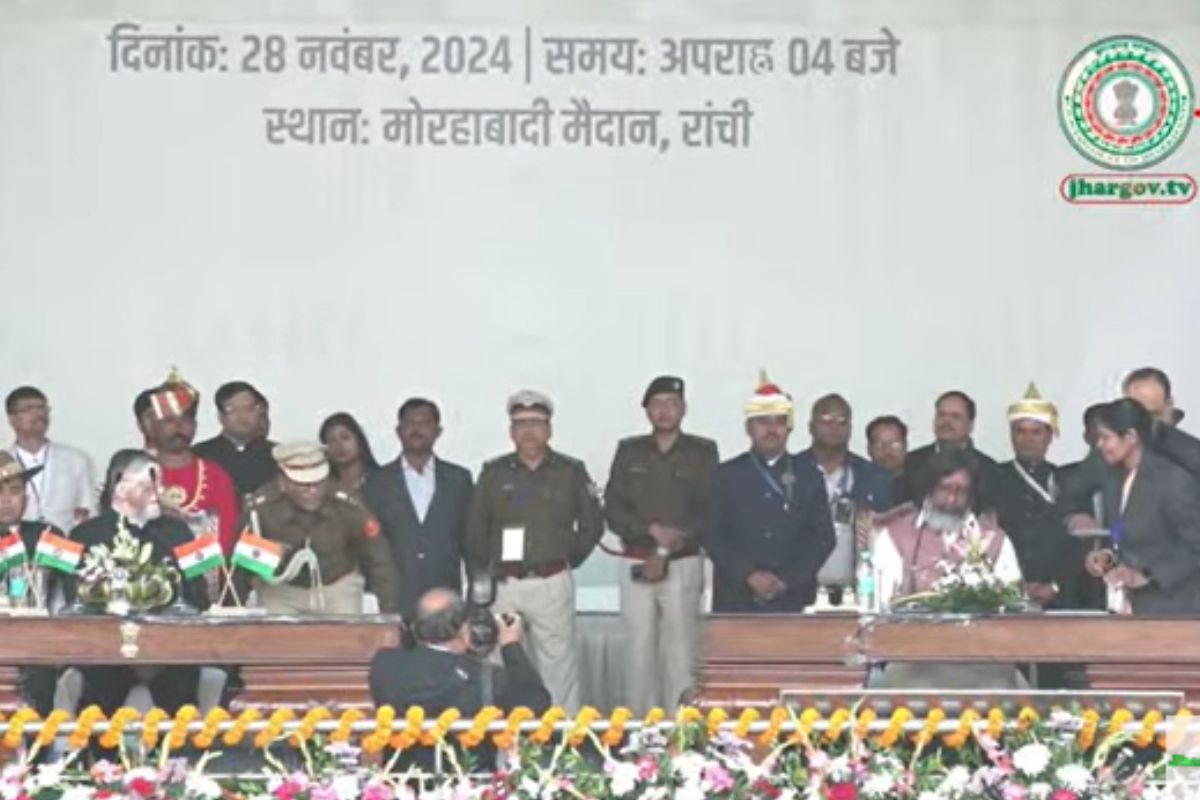 मुख्यमंत्री पद की शपथ लेने के बाद हेमंत सोरेन