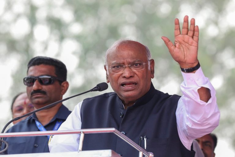 Jharkhand Election 2024: बीजेपी पर बरसे खरगे, कहा- भाजपा झपटमारों की पार्टी, झारखंड से लूट रही कोयला और लोहा