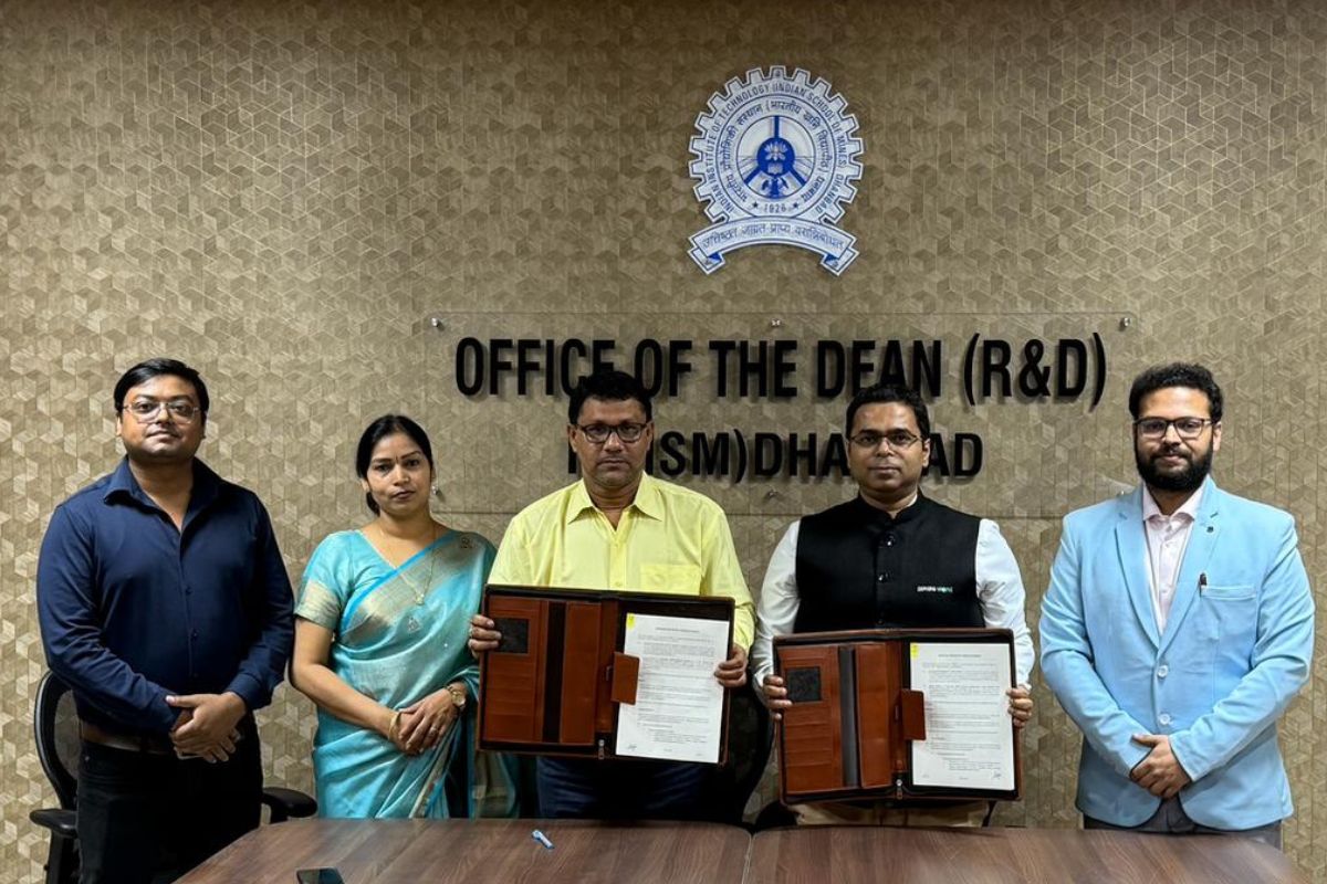 एमओयू पर हस्ताक्षर के बाद आईआईटी (आईएसएम) धनबाद और स्टार्टअप सेंत्रा.वर्ल्ड के पदाधिकारी