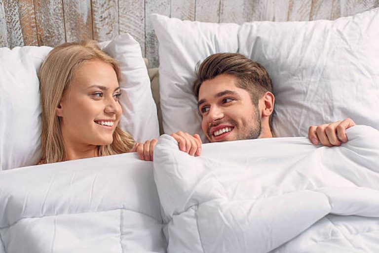 Vastu Tips for Sleeping: पति पत्नी के लिए अशुभ है ये दिशा, जानें शुभ दिशा कौन सी है