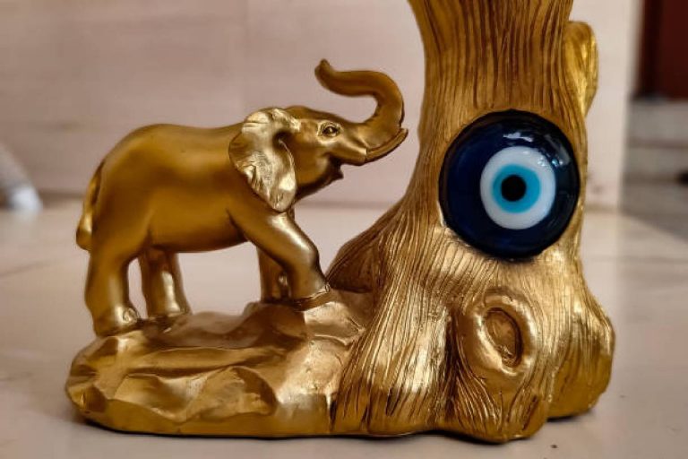Vastu Shastra: ऑफिस की टेबल पर बिना कुछ सोचे रख लें ये चीजें, खूब होगी तरक्की