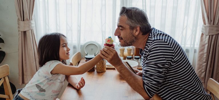 Parenting Tips: बच्चों को जरूरी है ये 5 गलत चीजों से दूर रखना, जानिए