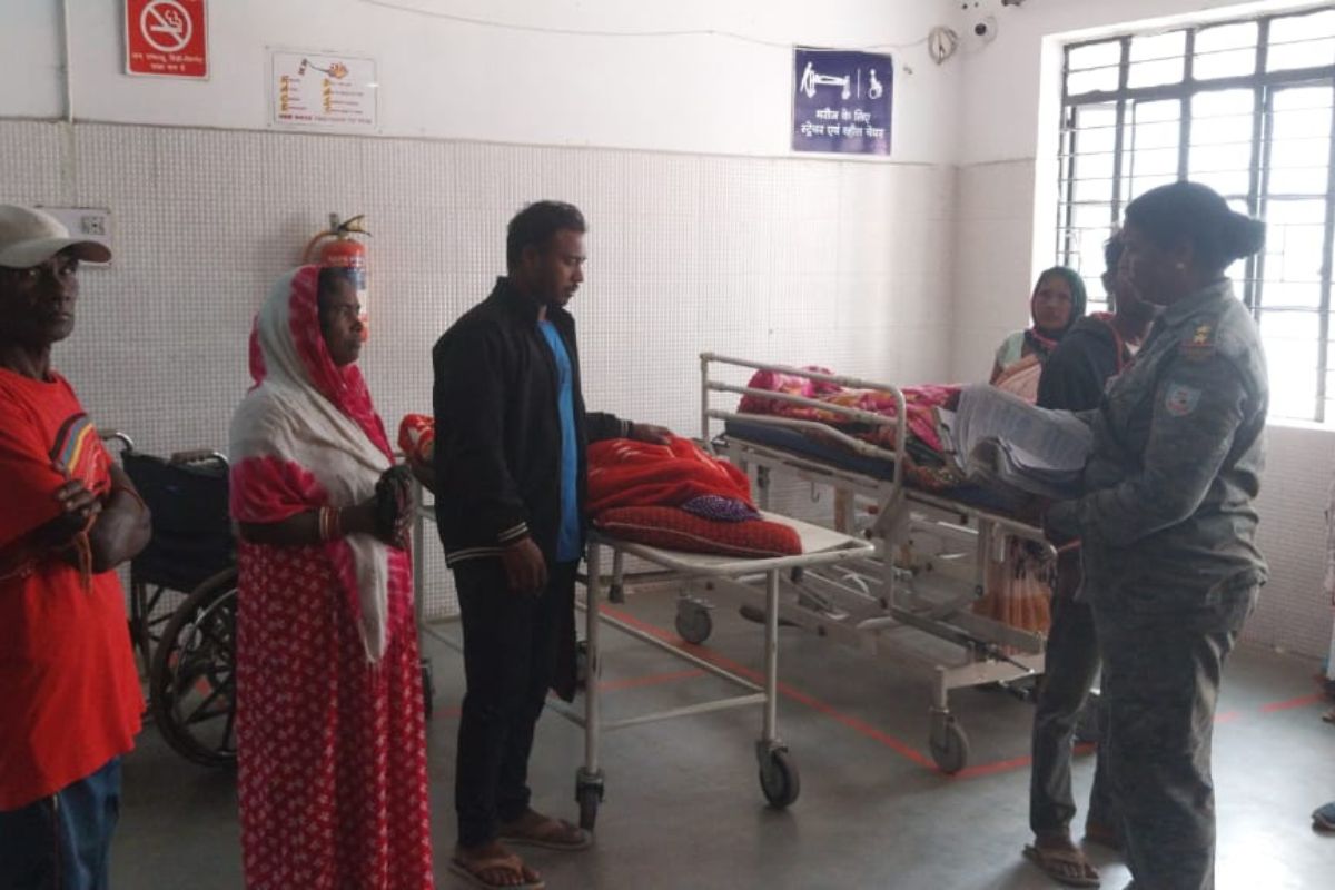 सरायकेला अस्पताल पहुंचे परिजन