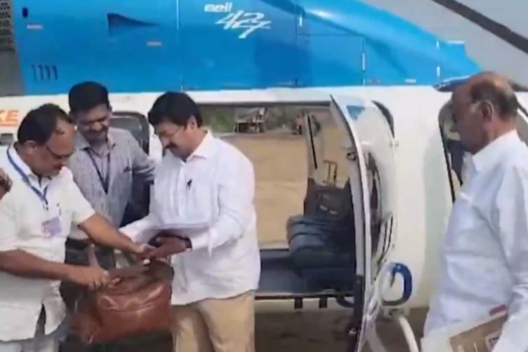Maharashtra Election: महाराष्ट्र चुनाव से पहले शरद पवार के हेलीकॉप्टर और बैग की जांच 