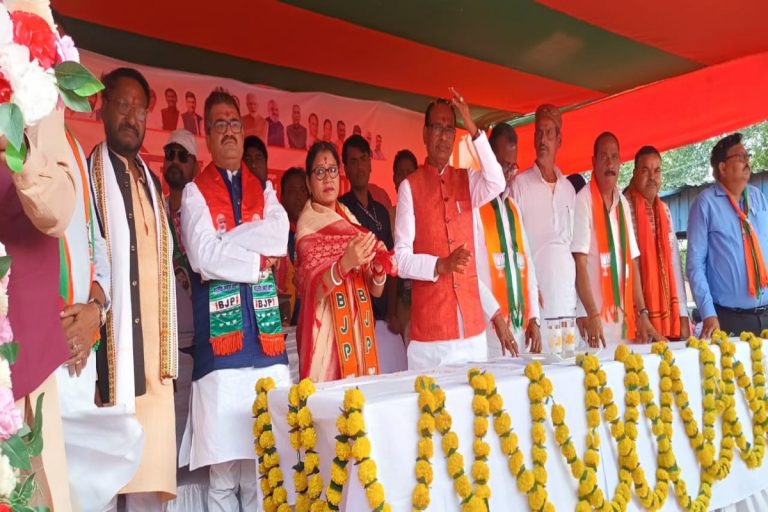 सिंदरी में JMM-कांग्रेस पर बरसे शिवराज सिंह चौहान, कहा- लुटेरी है झारखंड सरकार, 10 हजार करोड़ कर गई हजम