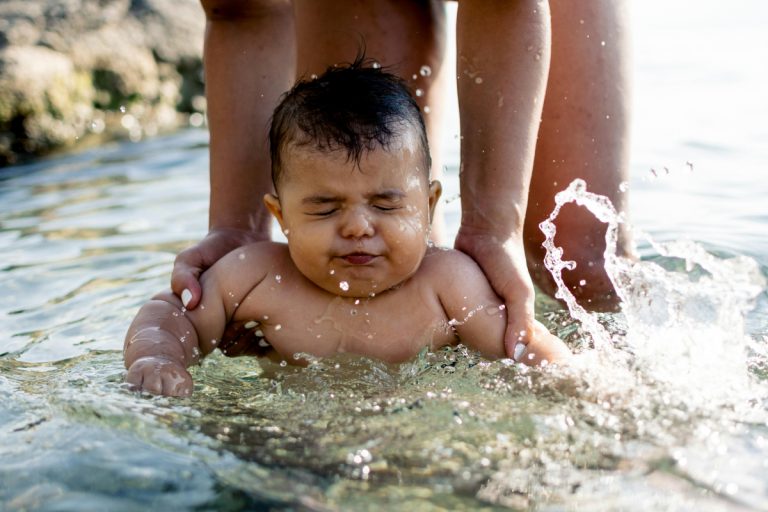 Parenting Tips: सर्दियों में आपके छोटे बच्चे नहीं पड़ेंगे बीमार, नहलाते समय इन बातों का रखें खास ख्याल