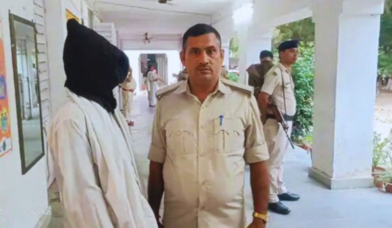 बिहार में एक लाख का इनामी नक्सली गिरफ्तार, दस साल से नाम बदलकर करता था यह काम