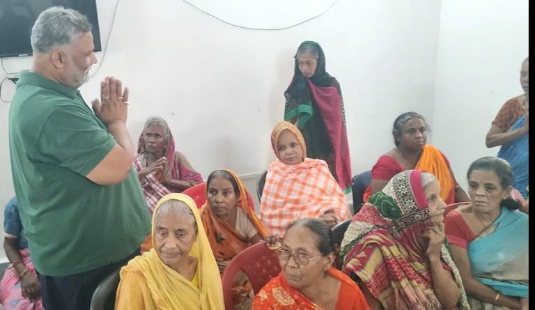सांसद ने वृद्धा आश्रम में बुजुर्गों से लिया आशीर्वाद, उपहार बांटकर मनायी खुशियां