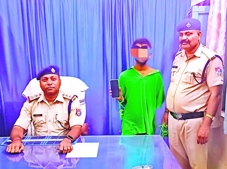 Gaya News : ट्रेनों में मोबाइल छीननेवाला धनबाद का युवक गिरफ्तार