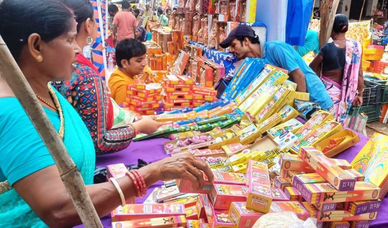 बिना लाइसेंस का मुंगेर में बिका एक करोड़ से अधिक का पटाखा