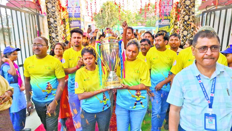 Gopalganj News  : एशियन हॉकी चैंपियन ट्रॉफी गौरवयात्रा का प्रशासन ने किया स्वागत, डीएम-एसपी ने खिलाड़ियों का बढ़ाया मान