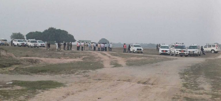 बल्लोपुर पहुंची प्रशासनिक टीम, पूर्व में बनाये गये हैलीपैड स्थल का लिया जायजा