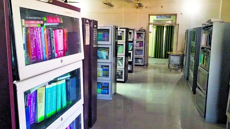 Chhapra News : अपडेट नहीं हुई सेंट्रल लाइब्रेरी रिसर्च मेटेरियल का है अभाव
