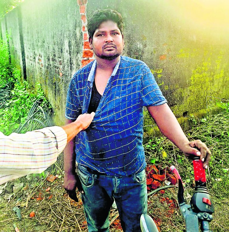 DHANBAD NEWS : कोयला डिपो में चोरी करते एक पकड़ाया, तीन बाइक जब्त