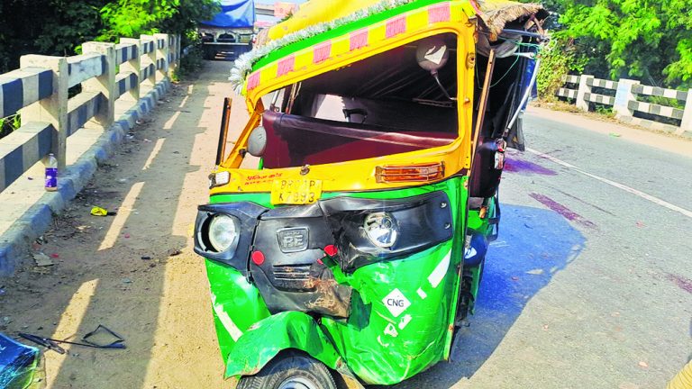 Patna News : पिकअप ने ऑटो में मारी टक्कर, पटना के शिक्षक व चालक की मौत