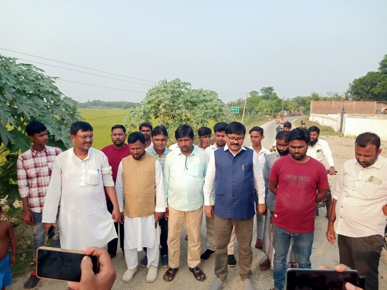 सड़क बनाने में अनियमितता को लेकर संवेदक पर लगा आरोप