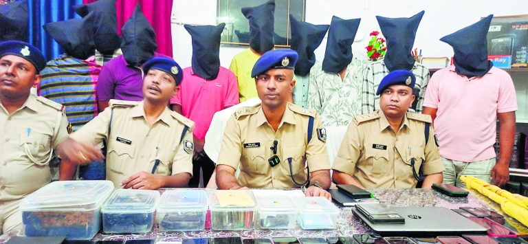 डेढ़ करोड़ रुपये की हेरोइन के साथ 11 गिरफ्तार