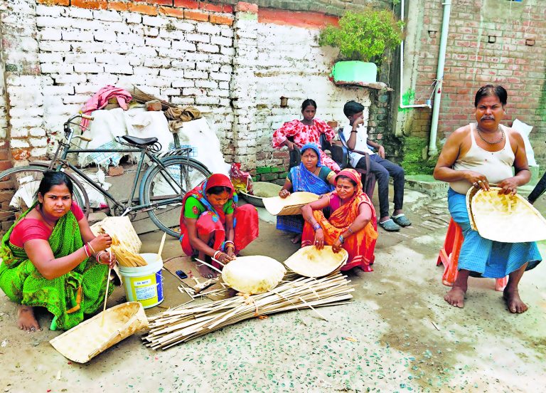 Siwan News : लोक आस्था के महापर्व को लेकर टोकरी-सूप की बढ़ी मांग