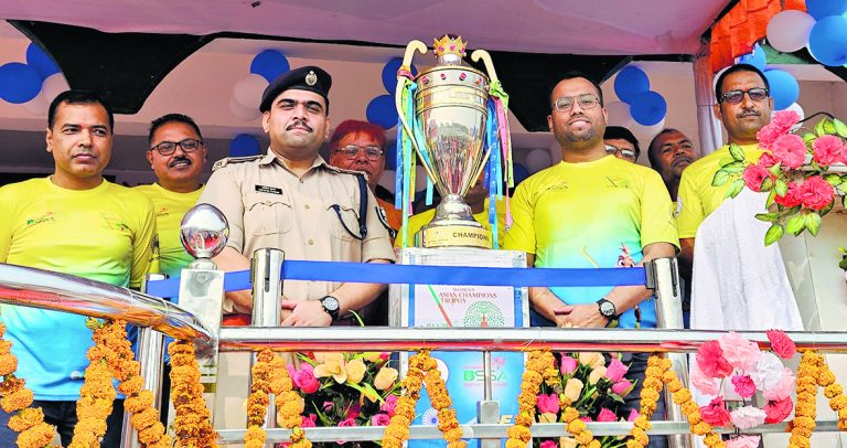 Siwan News : ट्रॉफी गौरव यात्रा का राजेंद्र स्टेडियम में हुआ स्वागत