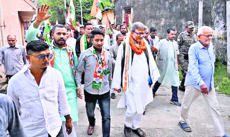 DHANBAD NEWS : कांग्रेस प्रत्याशी ने हीरापुर, हरि मंदिर, माडा कॉलोनी, पार्क मार्केट व झरनापाड़ा में चलाया जनसंपर्क अभियान