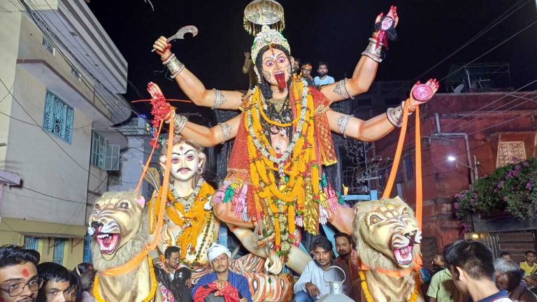 बम काली की निकली विसर्जन शोभायात्रा, जय मां काली के जयकारे से गूंजा मुंगेर