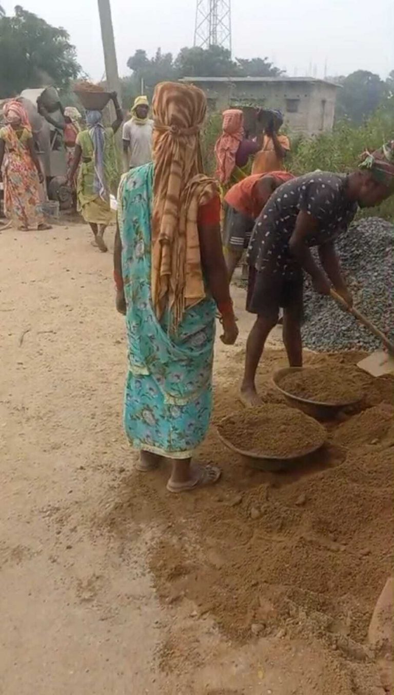 सड़क निर्माण कार्य का ग्रामीणों ने जताया विरोध