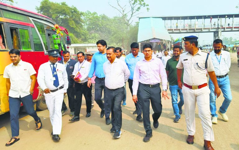 ट्रेनों में लटक कर यात्रा करने वालों पर रखें नजर : डीआरएम