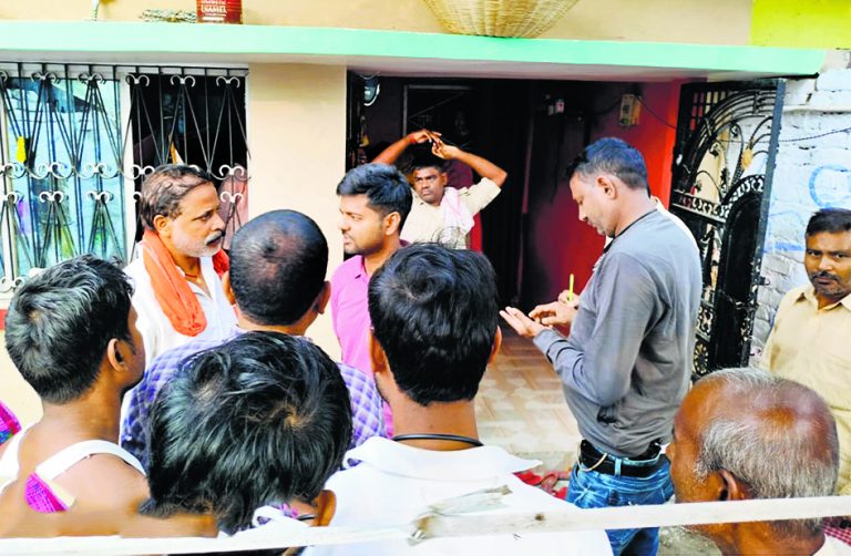 saran News: महिला ने फांसी लगाकर की आत्महत्या, परिजन फरार
