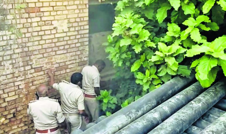 saran News : अस्पताल के पुराने भवन में लगी आग, मची अफरातफरी