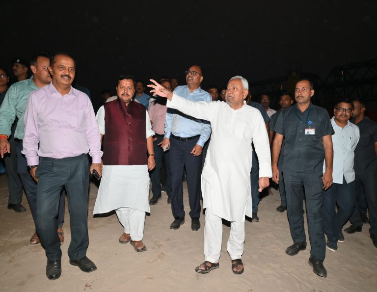 Patna News : छठ घाटों पर मुस्तैद रहें अधिकारी : सीएम