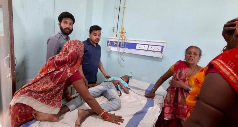 कार व ई-रिक्शा की टक्कर में चार लोग जख्मी, बेहतर इलाज के लिए दो रेफर