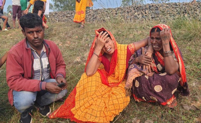 मासूम पुत्र संग पटरी पर लेट गयी थी महिला, अगरतल्ला एक्सप्रेस से कटकर हुई मौत