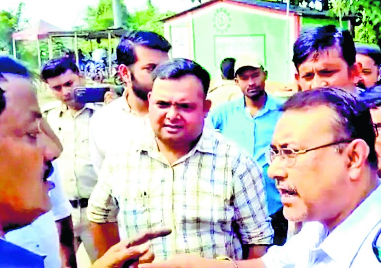 सर्विस रोड बदहाल, प्रतिवाद में टोल प्लाजा का गेट प्रतिवादियों ने खोला