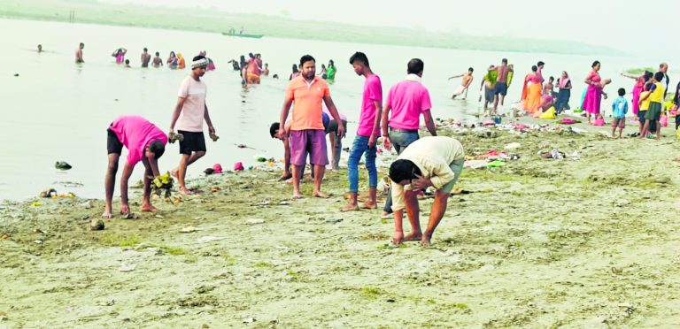 Chhapra News : कई जगहों पर घाट को किया गया दुरुस्त, तो कई जगहों पर साफ-सफाई अब भी अधूरी