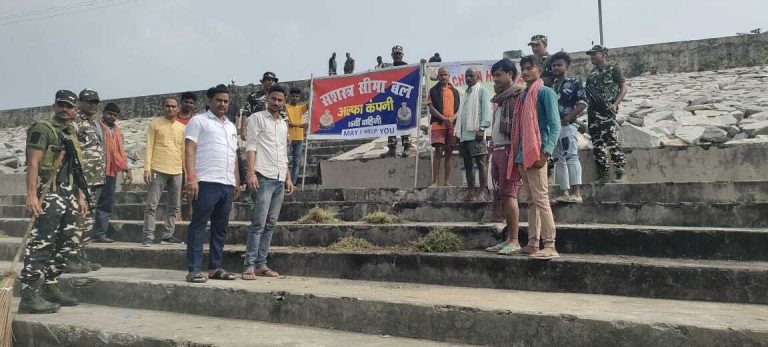 छठ घाट पर एसएसबी ने चलाया स्वच्छता अभियान