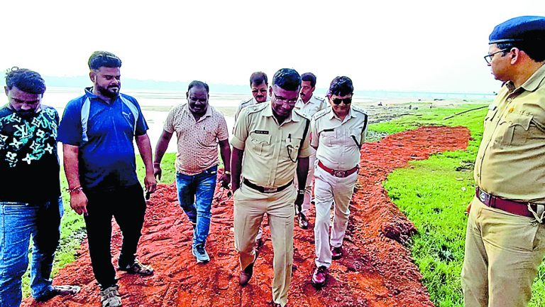 वरिष्ठ पुलिस अधिकारियों ने किया घाटों का दौरा