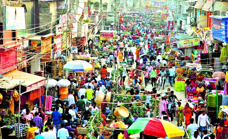 hajipur news. आज अस्ताचलगामी सूर्य को अर्घ देंगे छठव्रती