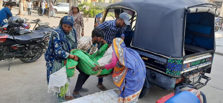जीएमसीएच में निधन पर एम्बुलेंस की बजाय ऑटो से ढोया जा रहा शव