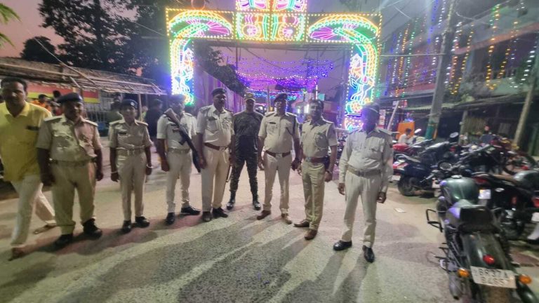 छठ घाटों पर थी पुख्ता सुरक्षा व्यवस्था, अधिकारी कर रहे थे निगरानी