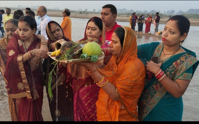 श्रद्धा के अर्घ से सूर्य को किया नमन, मांगा आरोग्य का वरदान