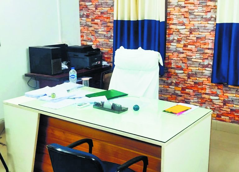 लाइव : पीएचइडी विभाग में समय से नहीं आते हैं अधिकारी और कर्मी