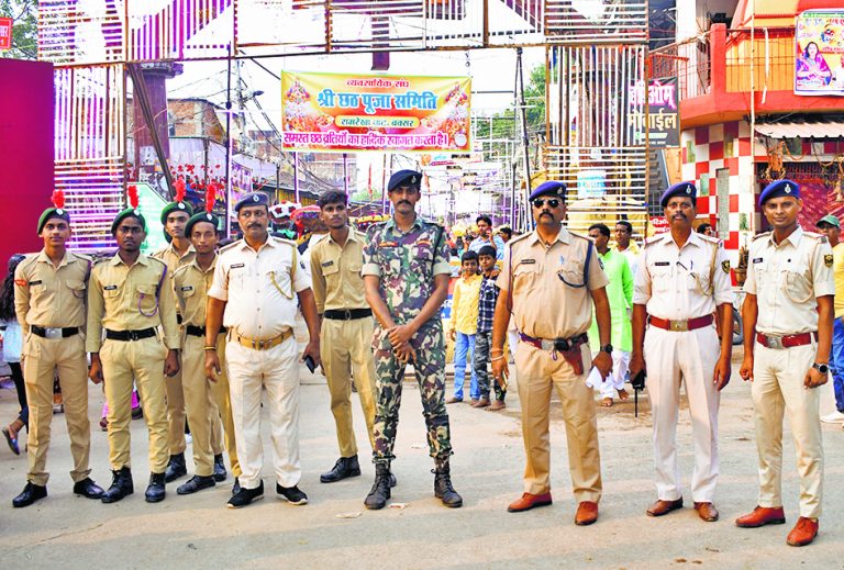 व्रती महिलाओं ने उगते और डुबते सूर्य को दिया अर्घ