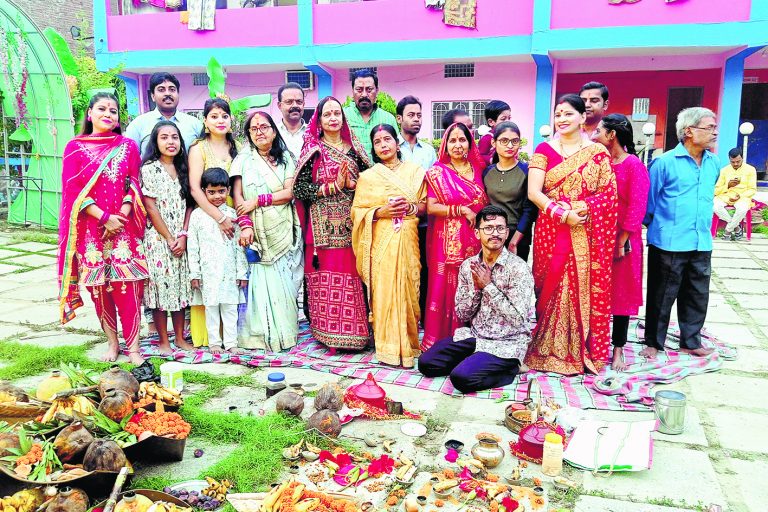 saran news. उदीयमान सूर्य को अर्घ देने के साथ ही छठ का चार दिवसीय अनुष्ठान संपन्न