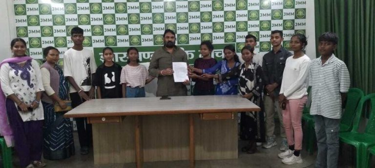 Ranchi News : जनप्रतिनिधियों से मिलकर बच्चों ने सौंपा मांग पत्र