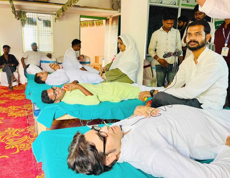 तेजस्वी यादव के जन्मदिन पर किया रक्तदान
