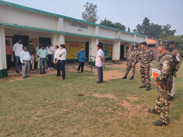 सीओ ने बीएलओ के साथ मतदान केंद्रों का किया निरीक्षण