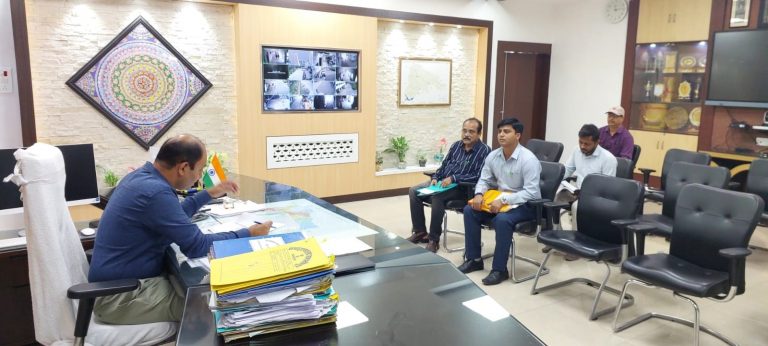 जिलाधिकारी ने की विभागों के कार्यों की समीक्षा, दिये निर्देश