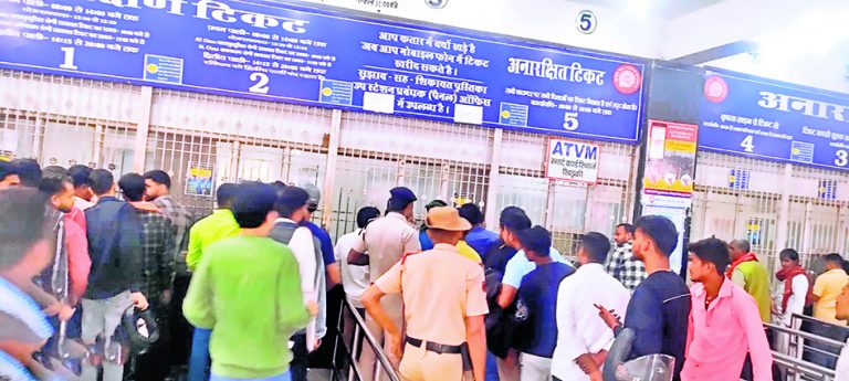 Buxar News:काम पर लौटने लगे परदेसी, ट्रेनों में बढ़ी भीड़
