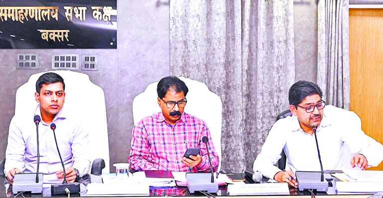 Buxar News:पहले चरण के लिए नामांकन की प्रक्रिया कल से होगी शुरू, प्रत्याशी के साथ सिर्फ प्रस्तावक को जाने की इजाजत