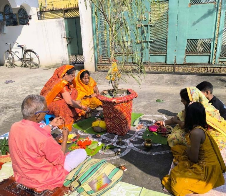 आंवला पेड़ की परिक्रमा कर श्रद्धा के साथ की गई भगवान विष्णु की पूजा